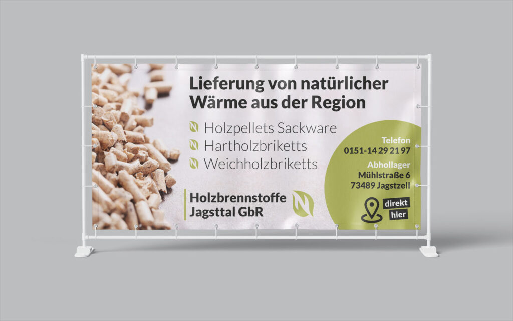Großes Banner mit Pellets auf der linken Seiten und Kontaktinformationen auf der rechten Seiten. Mittig der Lieferumfang: - Holzpellets - Sackware Hartholzbriketts - Weichholzbriketts