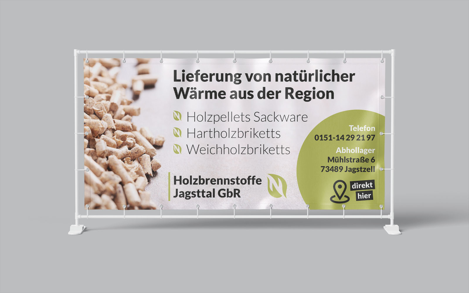 Großes Banner mit Pellets auf der linken Seiten und Kontaktinformationen auf der rechten Seiten. Mittig der Lieferumfang: - Holzpellets - Sackware Hartholzbriketts - Weichholzbriketts